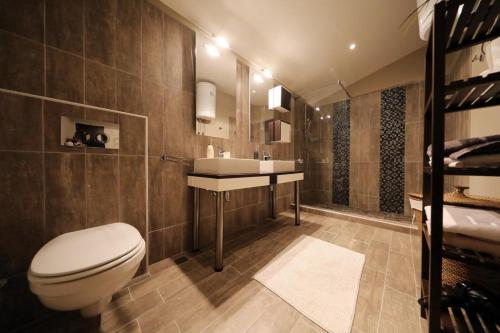 浴室, Luxury Apartment RougeMarin in 德拉格