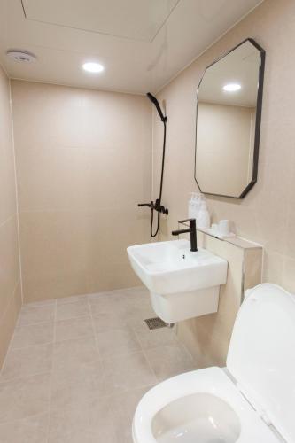 Double Room with Private Bathroom room in Hyuhyudang