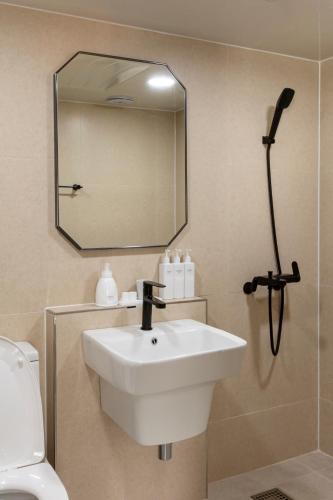 Double Room with Private Bathroom image 4