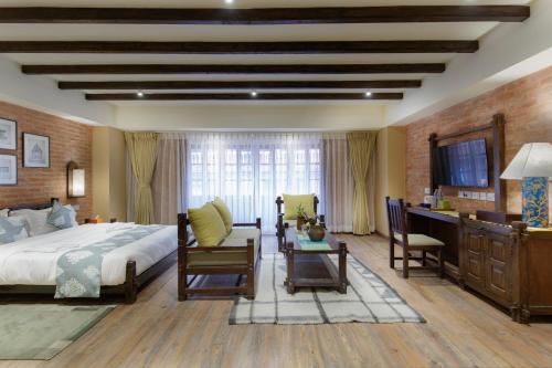 Deluxe Queen Suite  15% food and beverage discount