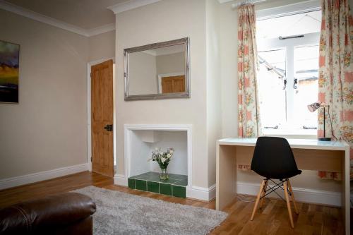 2 bedroom Stamford home with parking