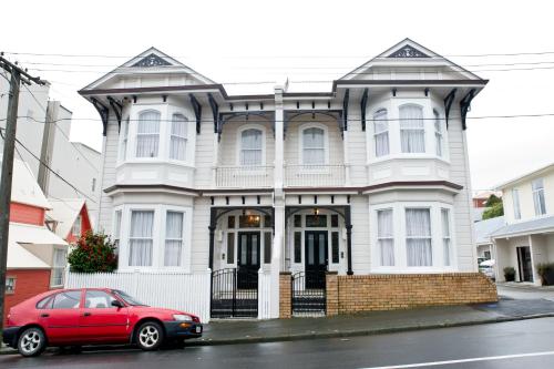 Entrance, Apollo Lodge - Free Parking in Mount Victoria