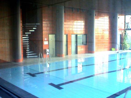 Guestroom with wide view and pool near city side, 2nd guest with extra bed possible, Frankfurt/Main (photo 11)