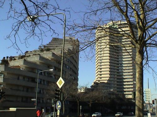 Guestroom with wide view and pool near city side, 2nd guest with extra bed possible, Frankfurt/Main (photo 10)