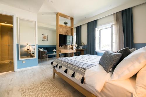 1 queen bed, 1 sofa bed