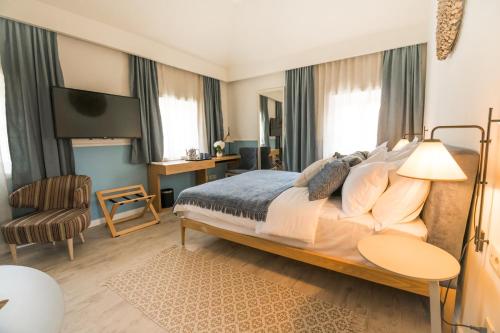 1 queen bed, 1 sofa bed