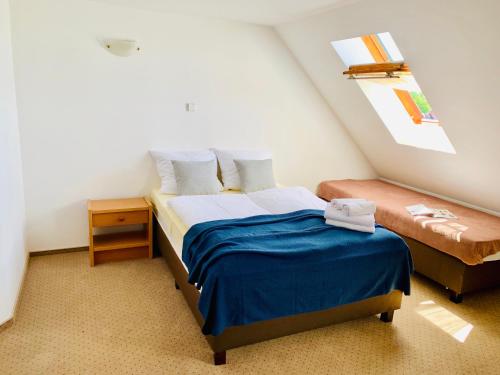 1 double bed, 1 twin bed, 1 sofa bed