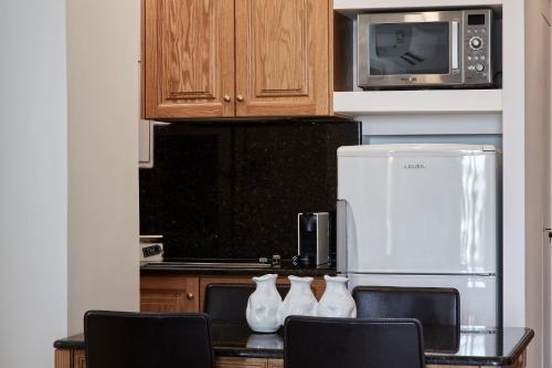 Chic One Bd Apartment with Hilton View - image 8