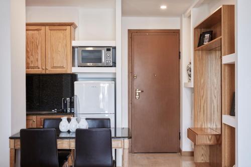 Chic One Bd Apartment with Hilton View - main image