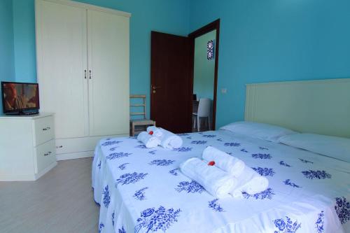1 double bed, 2 twin beds