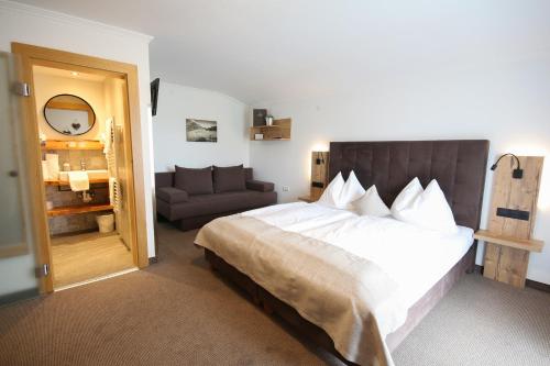 1 queen bed, 1 sofa bed