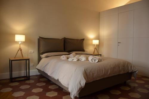 Deluxe Double Room with Balcony image 2
