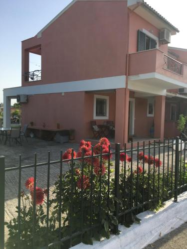  Mary´s maizonette, private garden in Mantoúkion