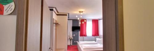 1 king bed, 1 twin bed