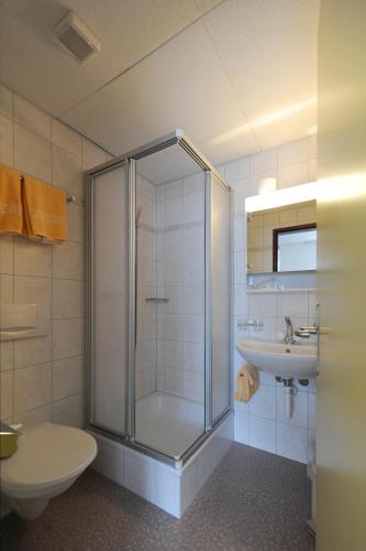 ห้องน้ำ, Hotel Krone Budget in เลงค์ อิม ซิมเมอร์ทัล