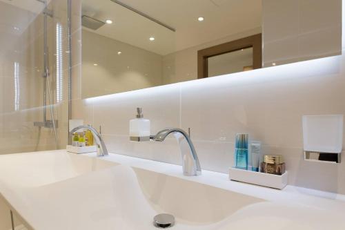 Carlton area : Luxury & new 2 beds/ 2 baths - image 12