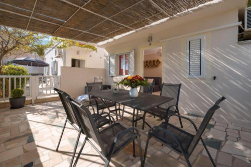 Apartment Bruno mit Meerblick in Okrug Gornji