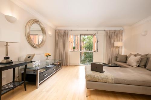 Bright And Cosy Apartment - Crown Court, , London