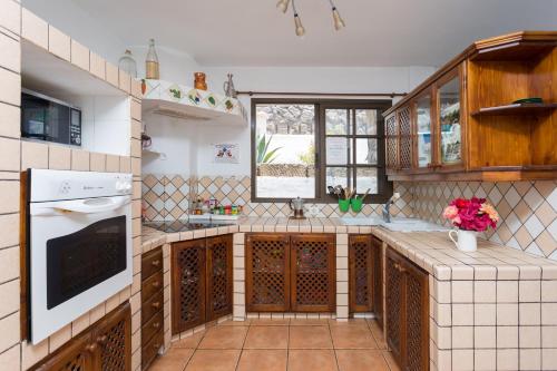 Kitchen, La Tortuga Hostel in Tenerife