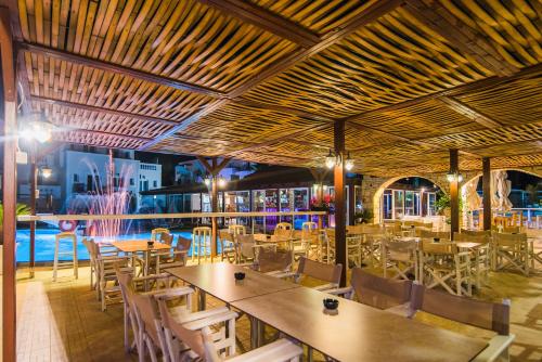 Restaurant, Yiannis Manos Hotel Resort in Malia