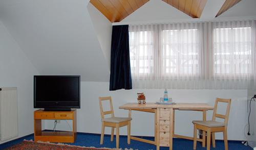2 twin beds, 1 sofa bed