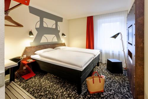 1 queen bed, 2 bunk beds