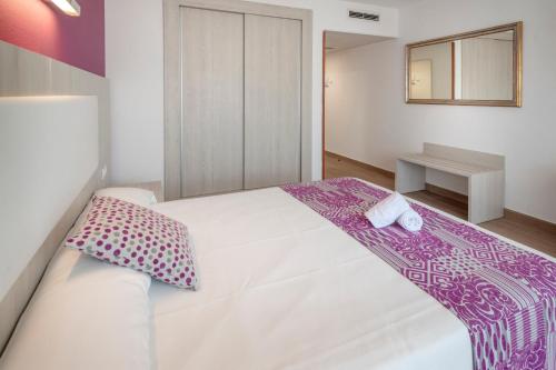 4R Hotel Meridia Mar The 3-star 4R Hotel Meridià Mar offers comfort and convenience whether youre on business or holiday in Miami Platja. The property features a wide range of facilities to make your stay a pleasant exp