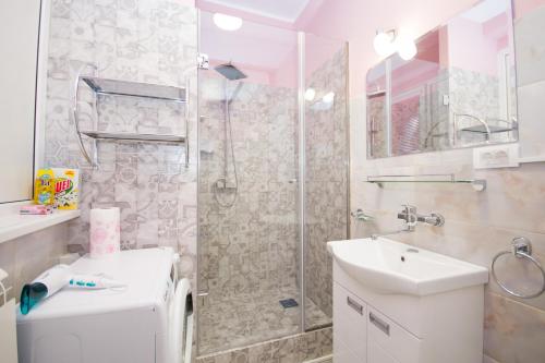 Romance - image 9