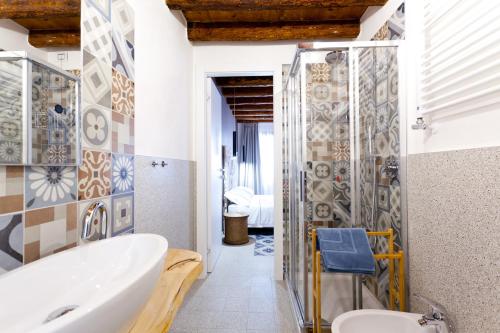 Double Room image 6