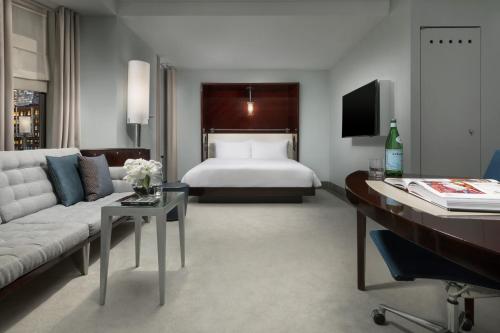 Deluxe Queen Room image 2