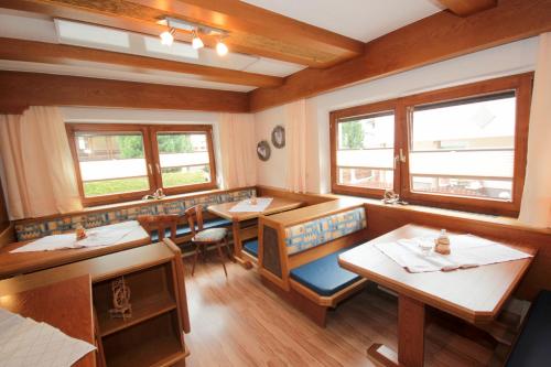 Shared lounge/TV area, Gasteheim Anna in Langenfeld