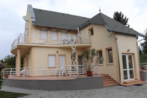  Erkel Panorama Apartman 2., Unterkunft in Vonyarcvashegy