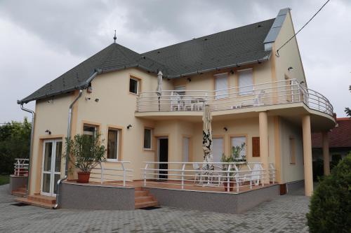  Erkel Panorama Apartman 3., Unterkunft in Vonyarcvashegy