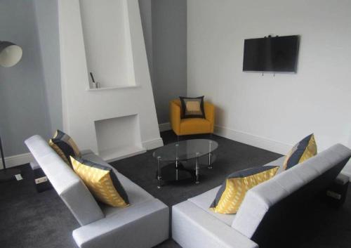 Spacious Modern Two Storey Apartment Liverpool - Sleeps 8