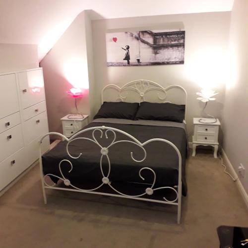 Street artist guest house chambre d'hôte Emerson Park Railway Station