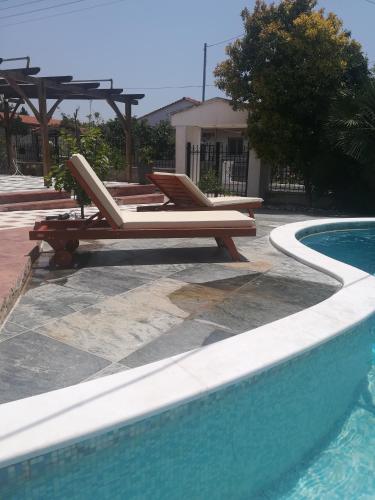 Rural villa Private pool, BBQ, court ,20' airport