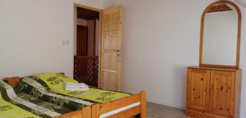 2 bedrooms, 5 beds