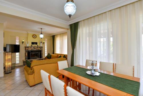 Kilic- 5 Bedroom Holiday Villa in Hisaronu