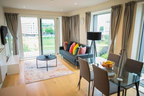 Picture of Thames View 2 Bed Apartment With Balcony