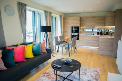 Thames View 2 Bed Apartment With Balcony