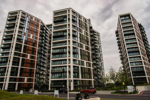 Thames View 2 Bed Apartment With Balcony