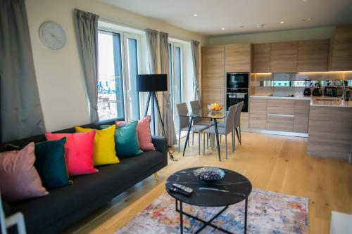 Thames View 2 Bed Apartment With Balcony