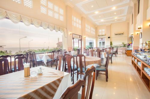 Restaurant, Beachfront Hotel in Phường 1