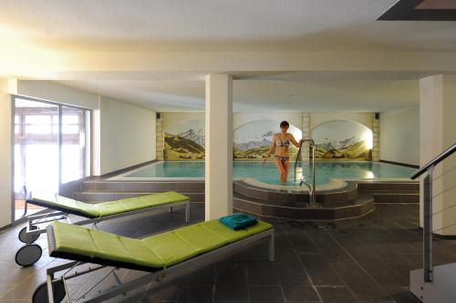 สระว่ายน้ำ, Hotel Krone Budget in เลงค์ อิม ซิมเมอร์ทัล