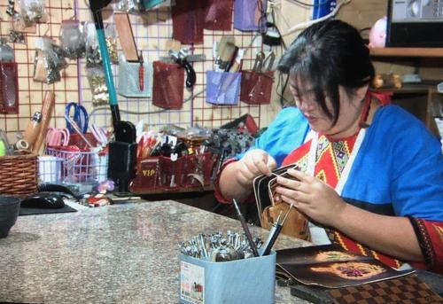 Golden Leather Carving Studio