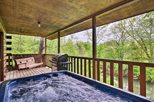 River Rush- Cozy Riverfront Cabin 5 Mi to Pigeon Forge