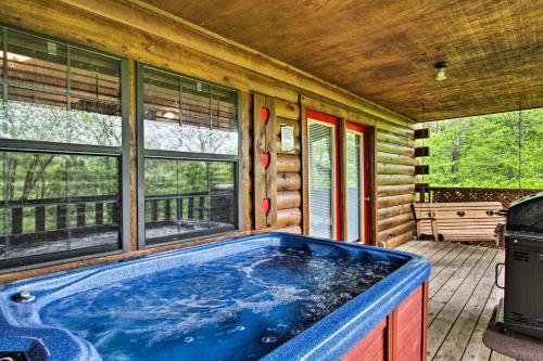 River Rush- Cozy Riverfront Cabin 5 Mi to Pigeon Forge