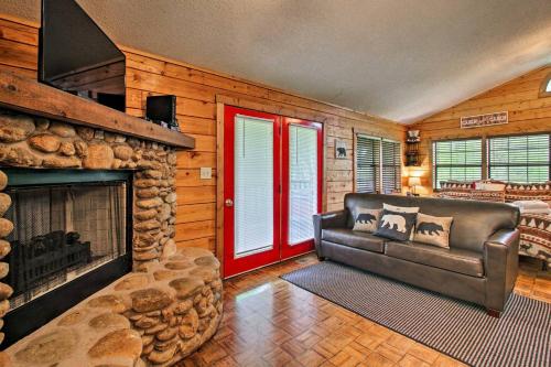 River Rush- Cozy Riverfront Cabin 5 Mi to Pigeon Forge in Sevierville, USA