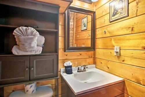 River Rush- Cozy Riverfront Cabin 5 Mi to Pigeon Forge