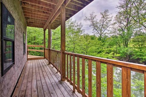 River Rush- Cozy Riverfront Cabin 5 Mi to Pigeon Forge in Sevierville, USA